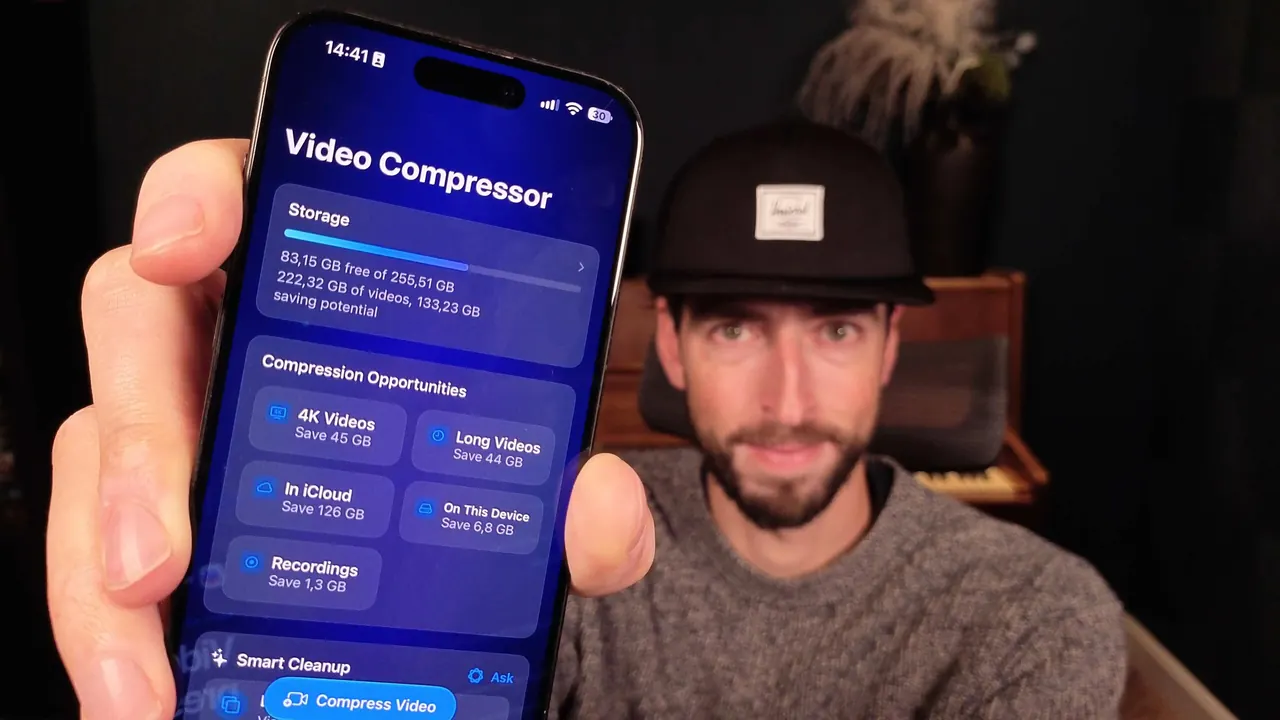 Antoine van der Lee tient un iPhone qui affiche l’écran d’accueil de Video Compressor avec le stockage et les opportunités de compression.